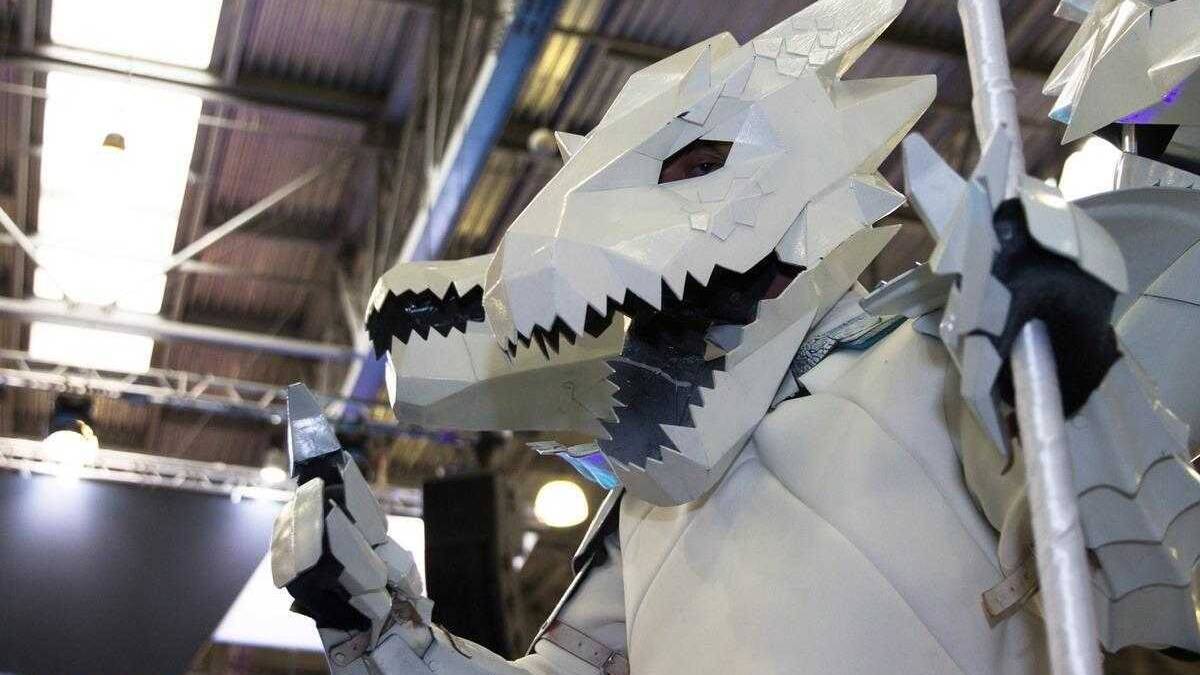 18+ Самый необычный косплей на ИгроМир 2018 и Comic Con. День 2 32 Костюм косплея с головой дракона с белыми панелями и острыми зубами