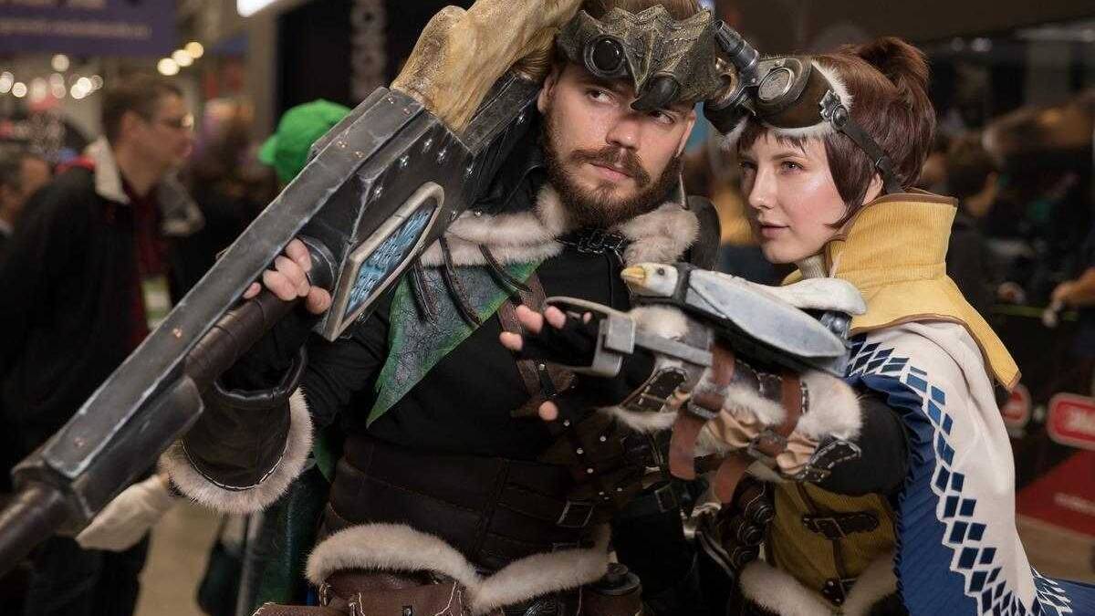 18+ Самый необычный косплей на ИгроМир 2018 и Comic Con. День 2 57 Косплей персонажа из игры с бластером и шлемом