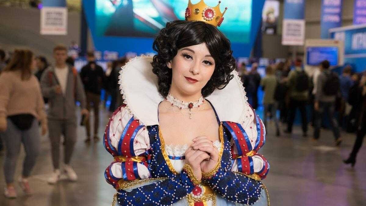 18+ Самый необычный косплей на ИгроМир 2018 и Comic Con. День 2 36 Косплей на персонажа из игры с короной в центре фотосессии