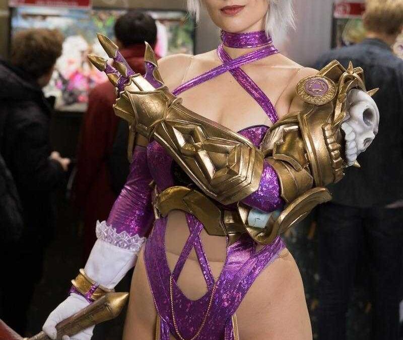 Косплей девушки в броне с копьем и белыми волосами