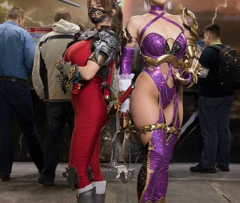 Две женщины в косплей-костюмах на игровой выставке ИгроМир 2018