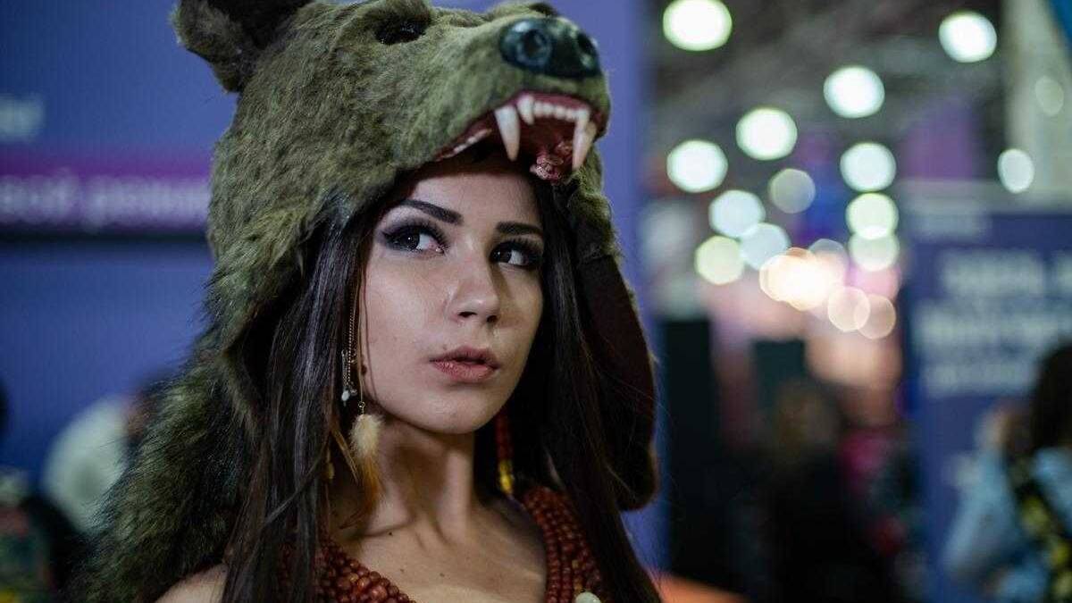 Девушка в шапке из медведя на мероприятии
