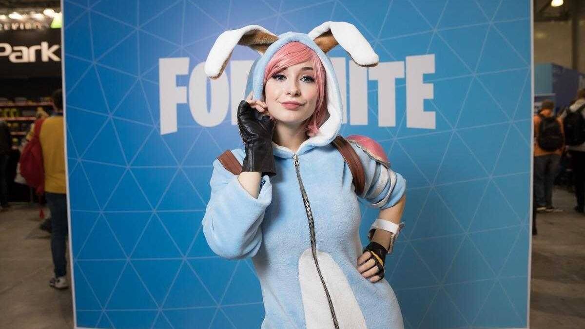 Девушка в костюме Зайки из Fortnite на выставке Comic Con