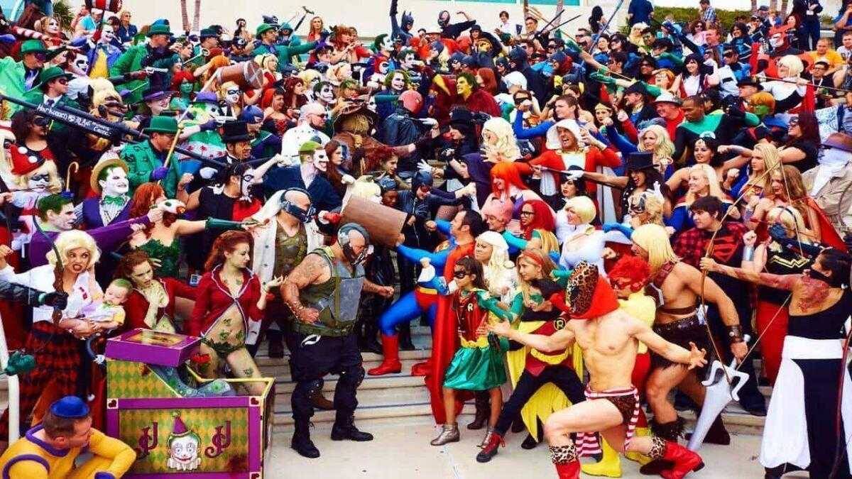 Толпа фанатов на ИгроМиру и Comic Con Russia в костюмах персонажей игр и мультфильмов