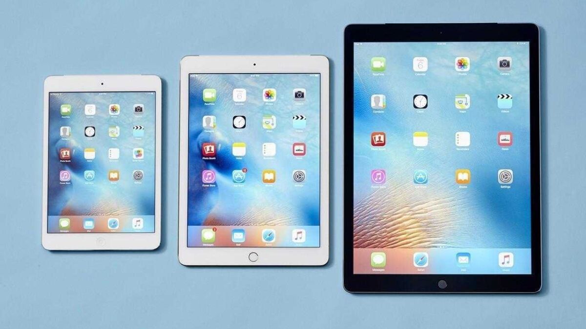 Три планшета iPad Pro на голубом фоне экран интерфейс