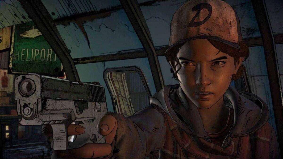 Skybound Games закончат финальный сезон The Walking Dead 1 Персонаж с капюшоном держит пистолет внутри автобуса