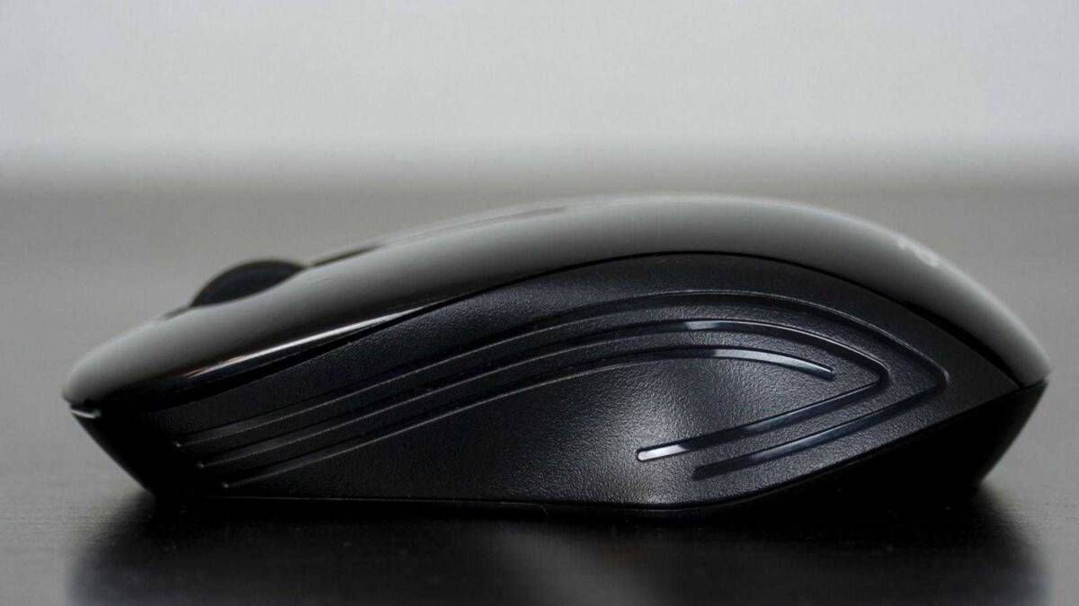 Мышка в комплекте с Acer Aspire S24-880 Боковой вид ультратонкого моноблока Acer Aspire S24-880