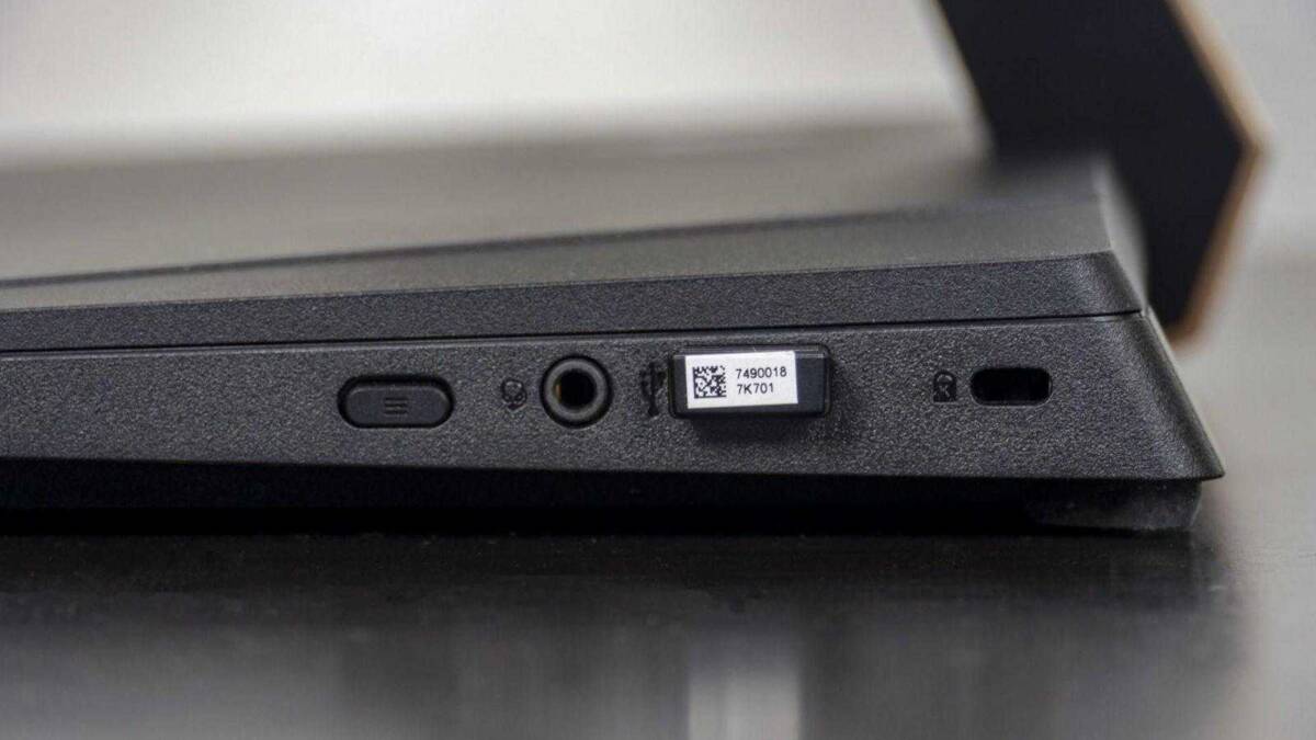 Порты на правой стороне Acer Aspire S24-880 Порт для подключения в ультратонком моноблоке Acer Aspire S24-880