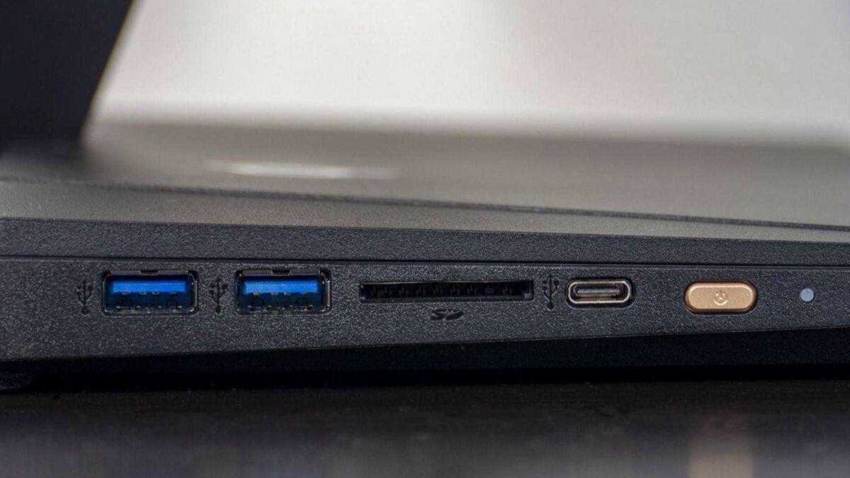 Порты на левой стороне Acer Aspire S24-880 Порты USB-C и USB-A на корпусе моноблока Acer Aspire S24-880