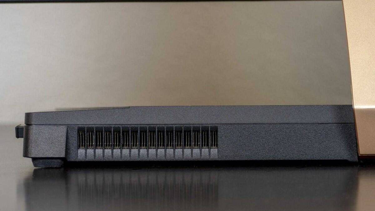 Вентиляция в моноблоке Acer Aspire S24-880 Боковой вид ультратонкого моноблока Acer Aspire S24-880