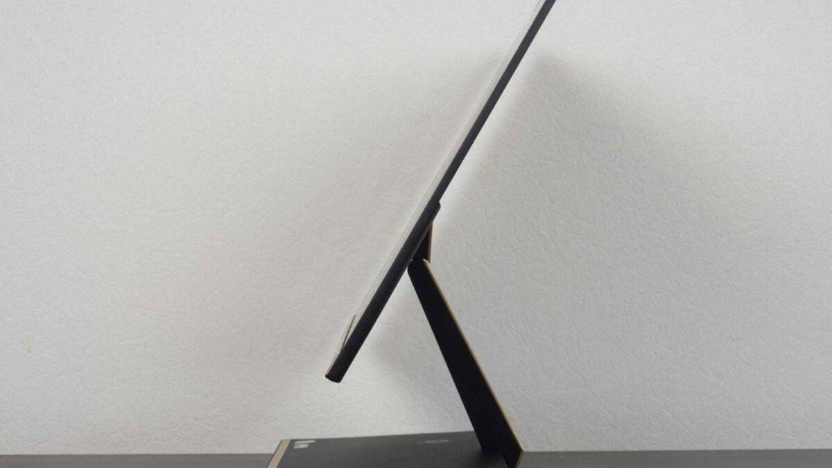 Вид сбоку на Acer Aspire S24-880 Ультратонкий монитор Acer Aspire S24-880 в профиль