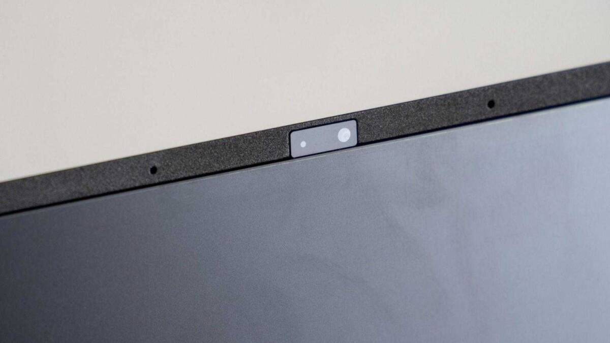 Камера в Acer Aspire S24-880 Верхняя часть моноблока Acer Aspire S24-880 с веб-камерой и микрофонами