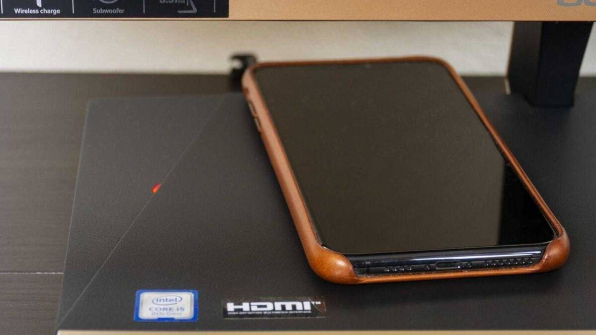 Беспроводная зарядка в моноблоке Acer Aspire S24-880 Ультратонкий смартфон с темным экраном и коричневой рамкой