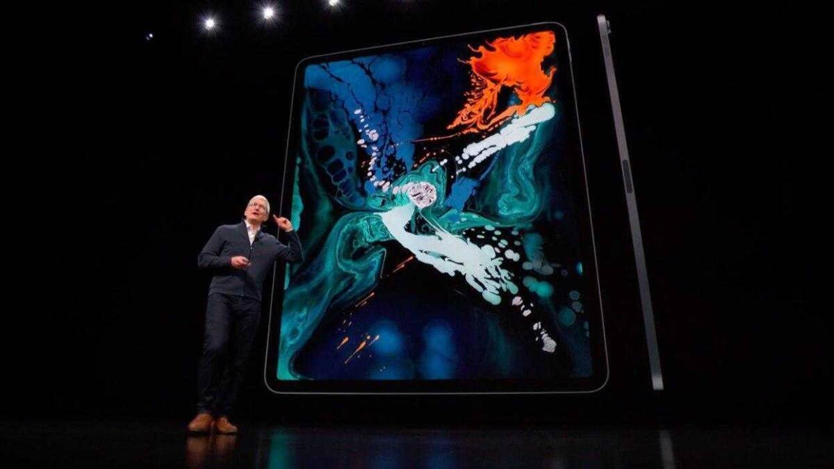 Презентация нового iPad Mini на сцене с человеком