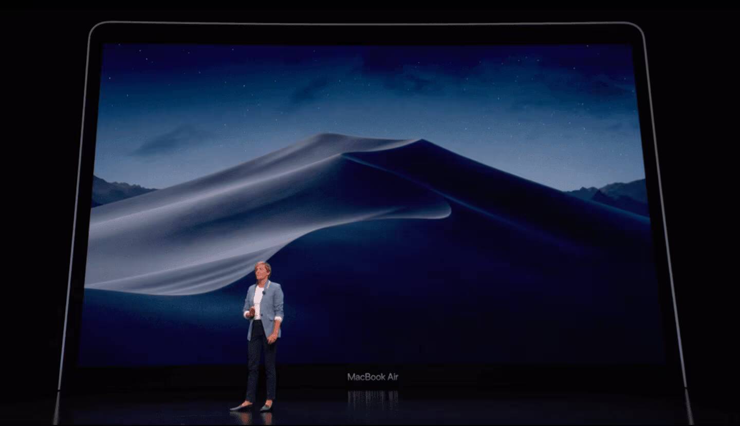 Мужчина на сцене с новым MacBook Air с Retina дисплеем
