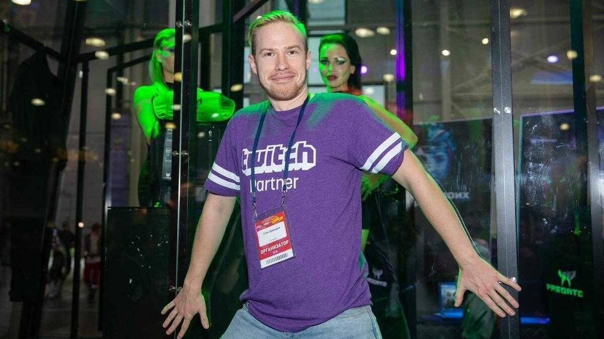 ИгроМир 2018 и Comic Con Russia 2018. Итоги 14 Мужчина в футболке Twitch на выставке ИгроМир и КомикКон Раша