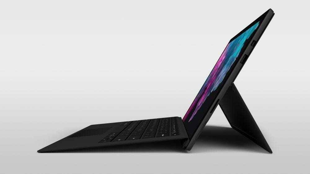 На изображении представлен планшет Microsoft Surface Pro 6 с отсоединенной клавиатурой со стороны клавиатуры