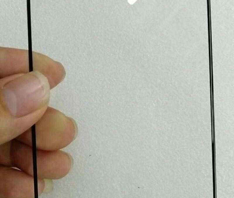 Экран смартфона с рамками и камерой в верхнем левом углу