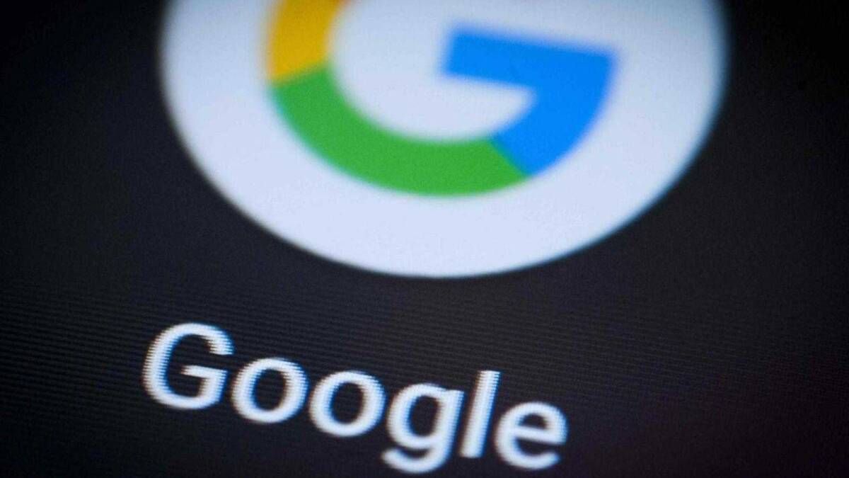 Экран с логотипом Google и надписью Google на смартфоне