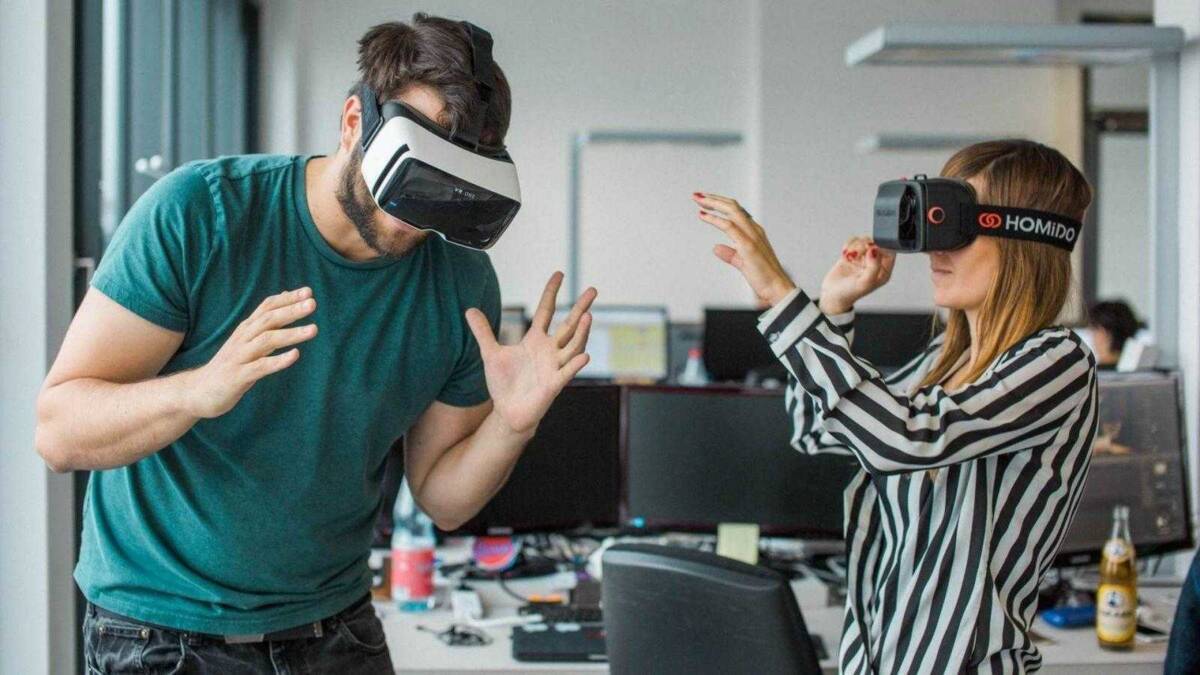 Мужчина и женщина в виртуальных очках VR в офисе