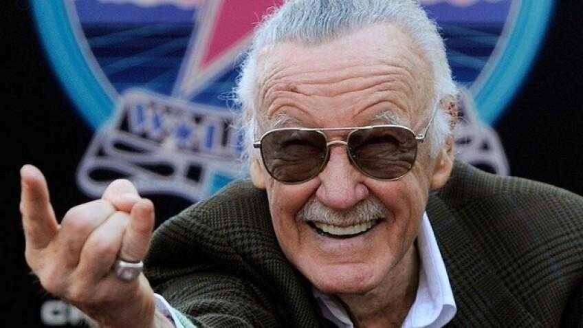 Самый известный создатель персонажей Marvel Стэн Ли в солнечных очках улыбается