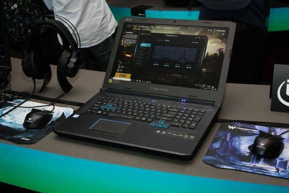 Acer стартовала продажи игрового ноутбука Predator Helios 500 4 Игровой ноутбук Predator Helios 500 с клавиатурой и мышью