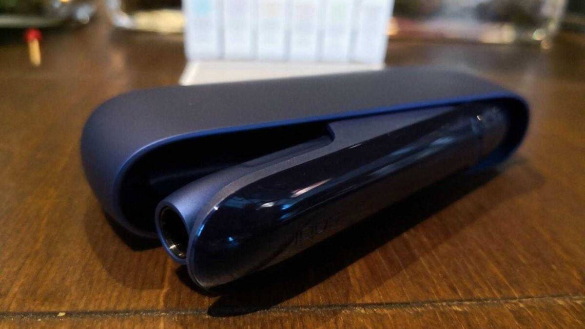 Черный IQOS 3 и IQOS Multi на деревянном столе