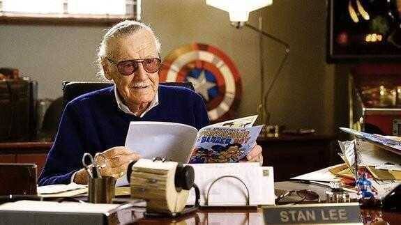Пожилой человек с очками читает комикс Marvel в офисе столе