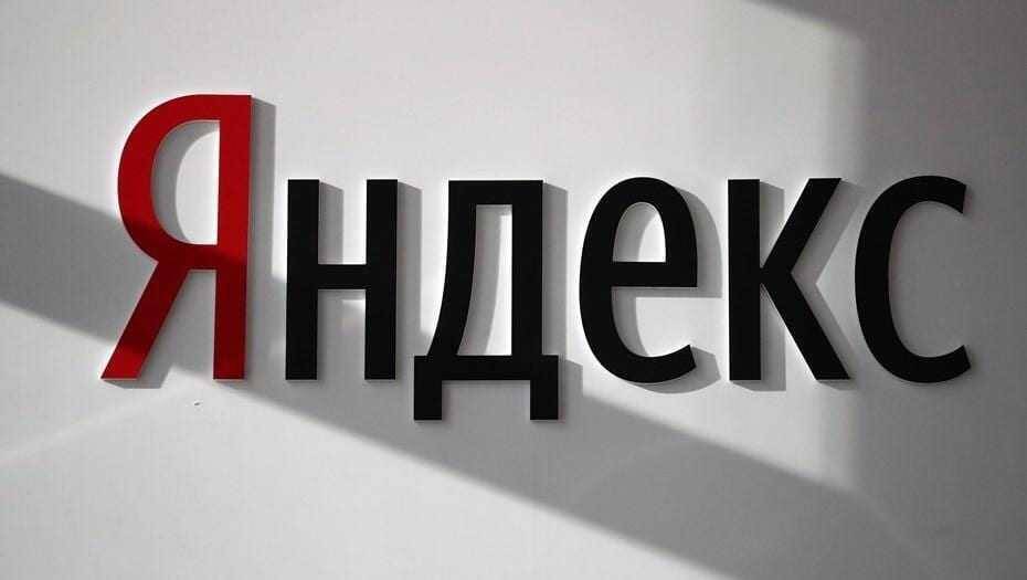3D-надпись Яндекс на белой стене с тенями