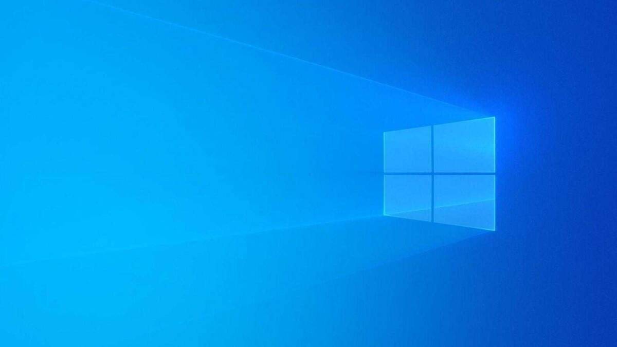 Обои рабочего стола Windows 10 с голубым фоном и логотипом