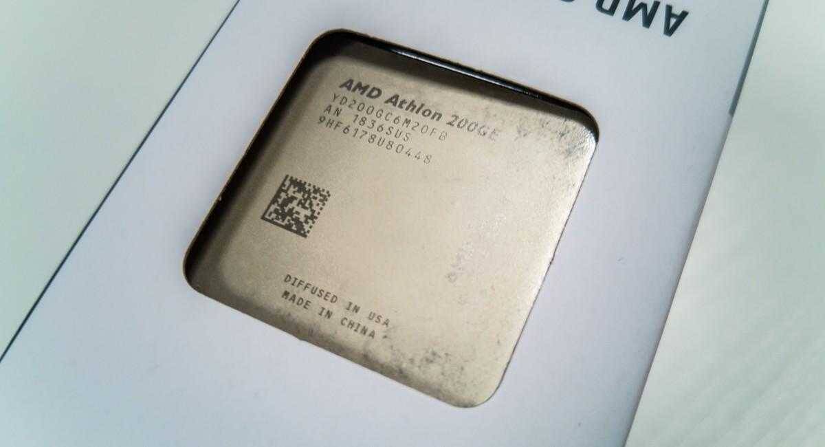 Процессор AMD Athlon 200GE на упаковке