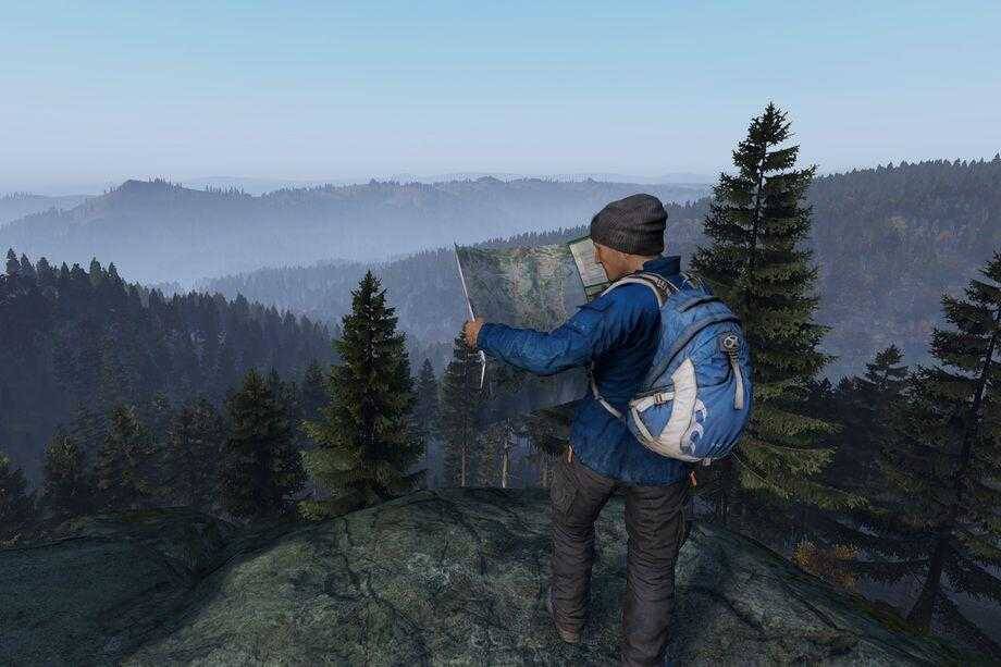 DayZ наконец выйдет из раннего доступа 2 Мужчина с картой и рюкзаком на вершине скалы в лесу