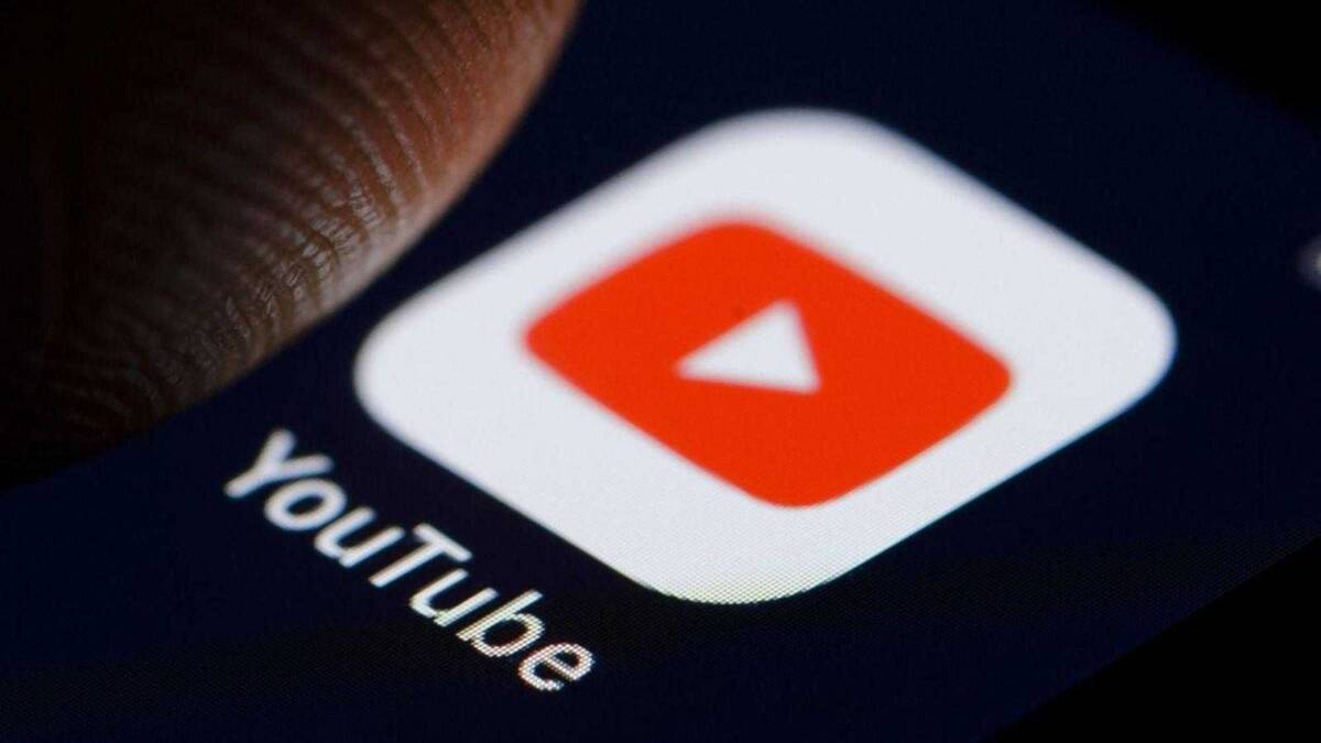 Экран смартфона с иконкой YouTube истории в центре