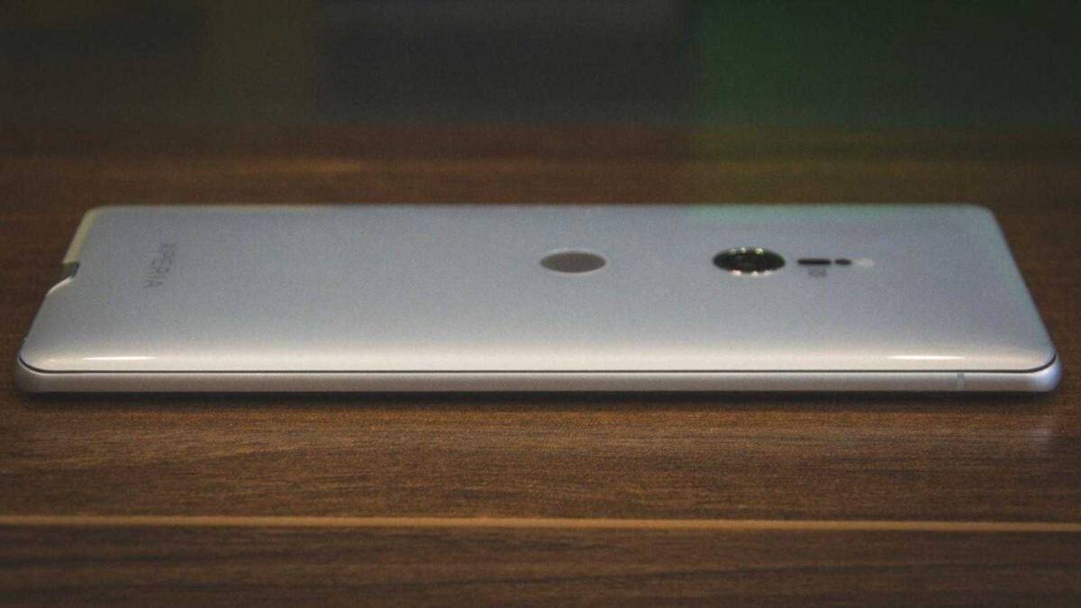 Обзор смартфона Sony Xperia XZ3. Идеальный флагман 16 Задняя панель смартфона Amazon с камерой и логотипом