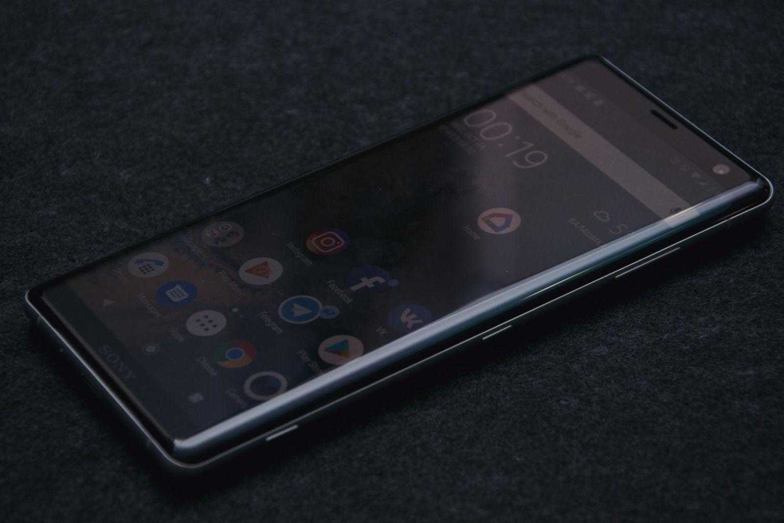 Sony Xperia XZ3 в руке лежит хорошо, и смотрится стильно. 