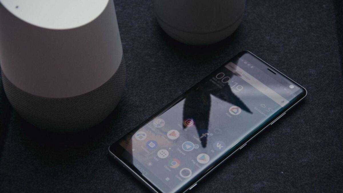 Обзор смартфона Sony Xperia XZ3. Идеальный флагман 17 Смартфон Samsung Galaxy S9 на черном фоне с отражением иконок приложений