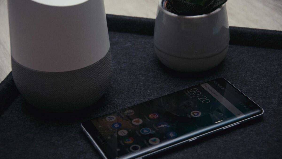 Обзор смартфона Sony Xperia XZ3. Идеальный флагман 12 Смартфон вблизи на черной поверхности с двумя вазами и растением