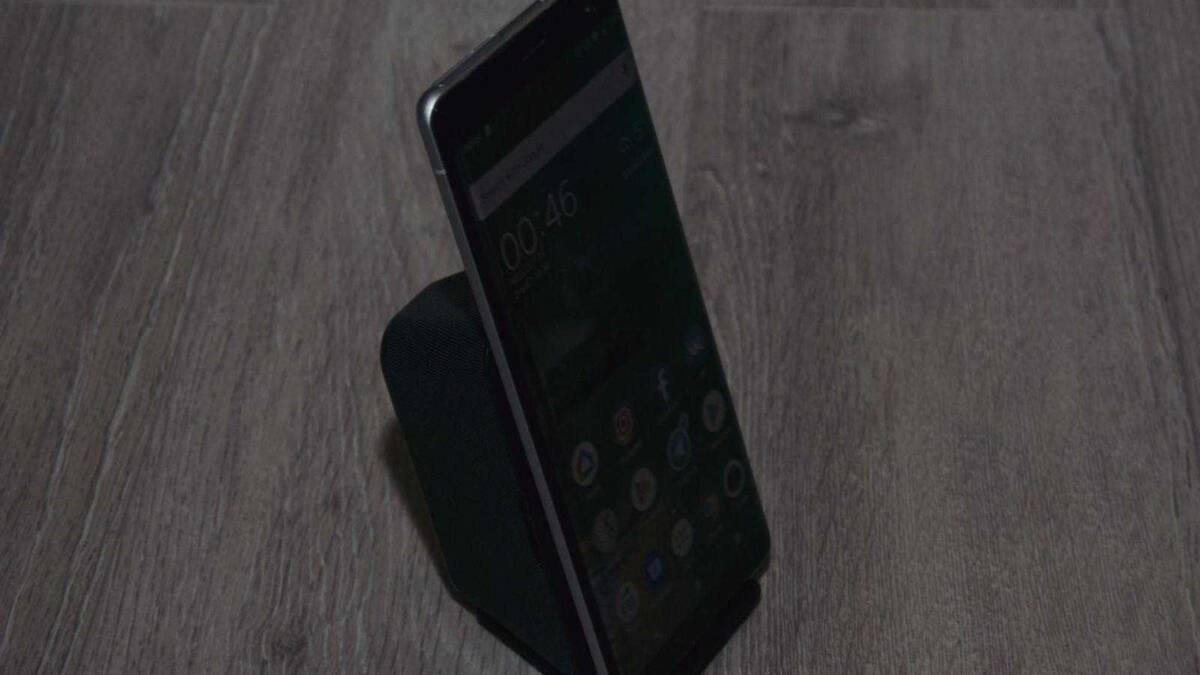 Обзор смартфона Sony Xperia XZ3. Идеальный флагман 20 Беспроводной модуль немного громоздкий, зато легко ставить и снимать с зарядки.