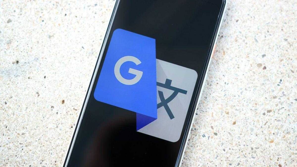 Смартфон с отк к приложению Google переводчик на экране