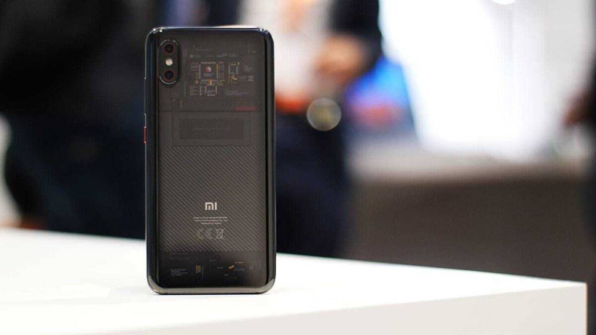 Задняя панель Xiaomi Mi 8 Pro с двойной камерой и схематичным дизайном