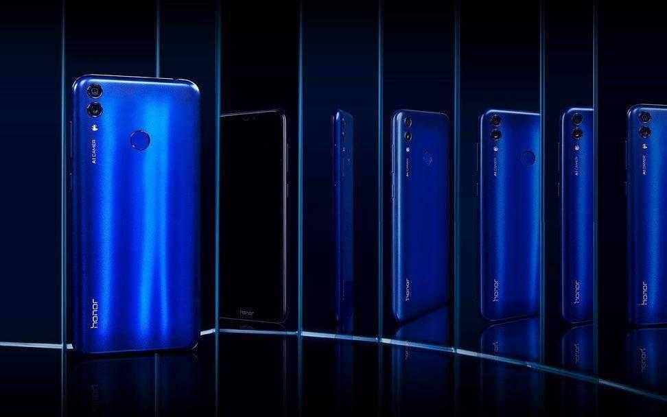 Honor 8C выйдет на российский рынок уже в начале декабря 3 Смартфоны Honor 8C в темном интерьере и отражениях
