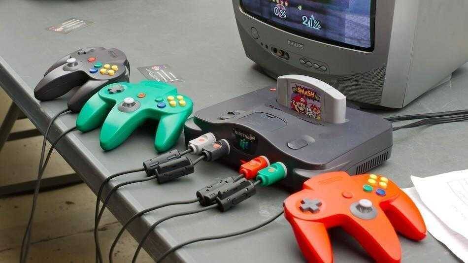 Игровая приставка Nintendo 64 с подключенными контроллерами