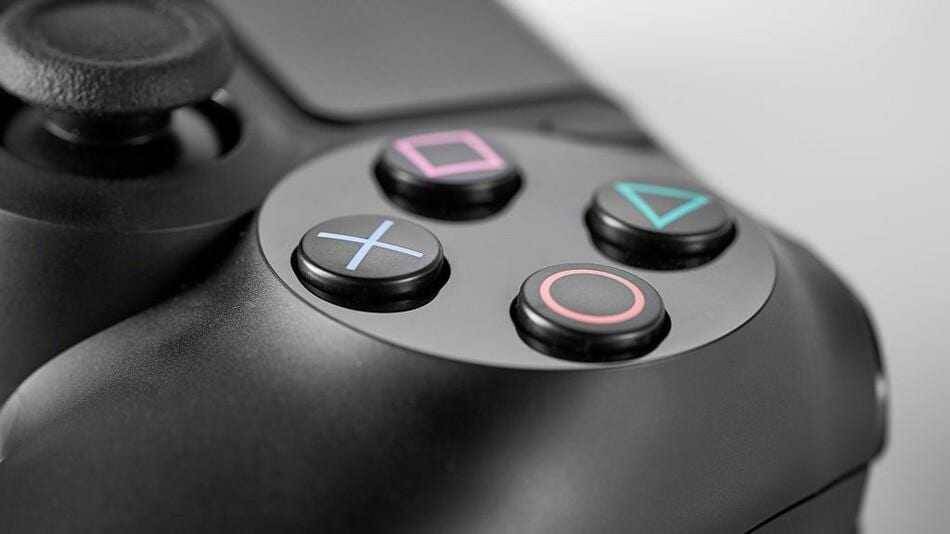 Игровой контроллер PlayStation с кнопками и джойстиком