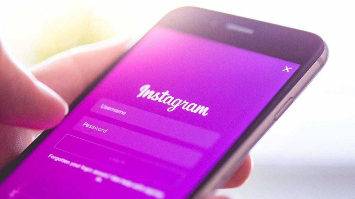 Экран смартфона с интерфейсом Instagram на голубом фоне
