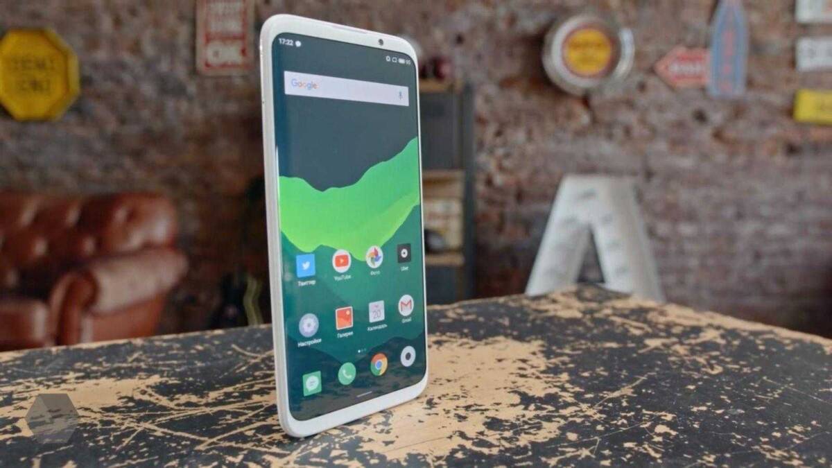 Смартфон Meizu 16, показан сбоку на столе