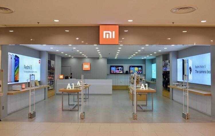 Магазин Xiaomi с дисплеями и стойками для смартфонов
