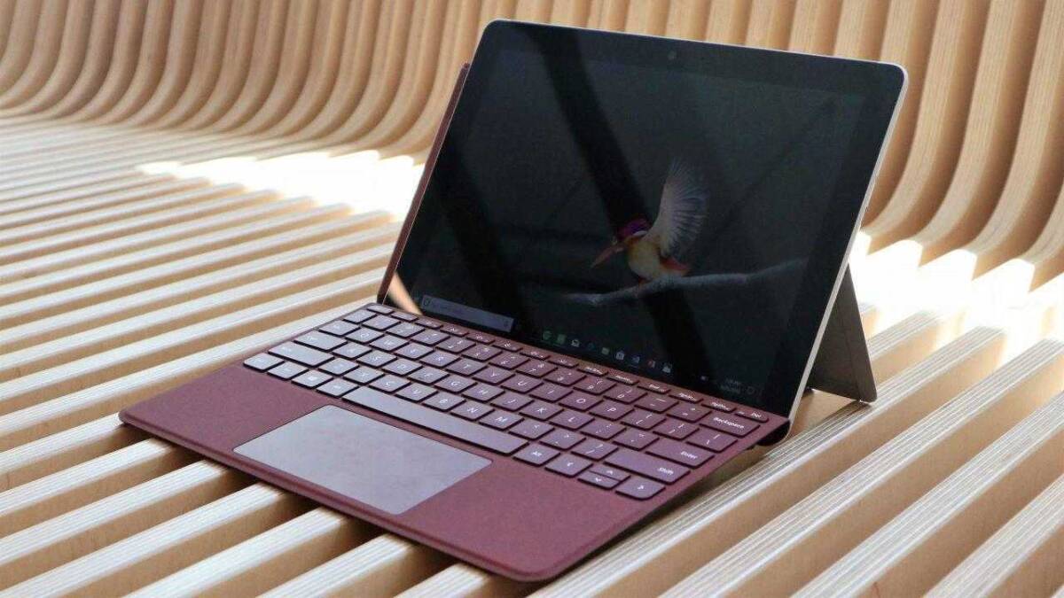 Планшет Surface Go с клавиатурой и экраном