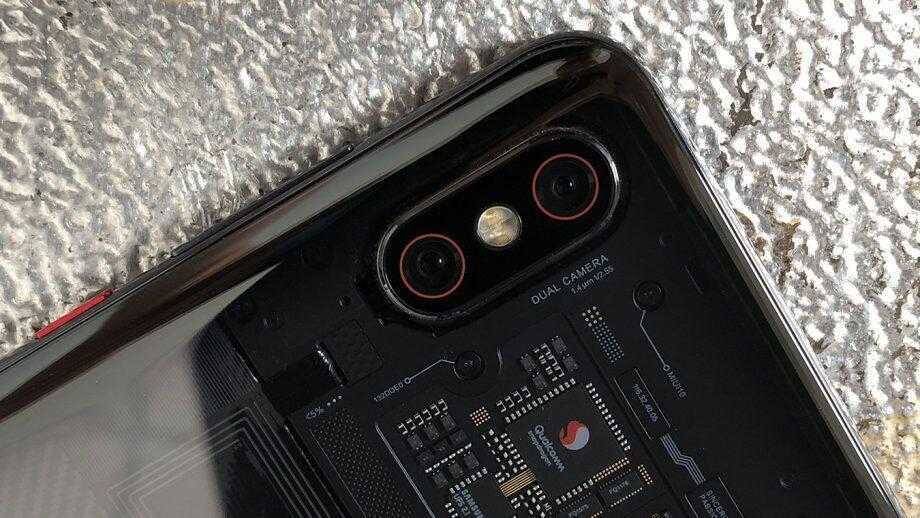 Вид на заднюю часть Xiaomi Mi 8 Pro с двумя камерами и внутренней платой