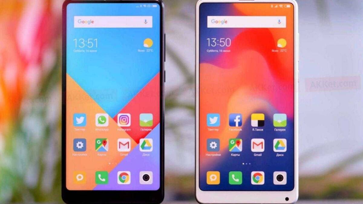 Список смартфонов Xiaomi, которые до конца года получат MIUI 10 3 Два смартфона на светлом фоне, интерфейсы экранов