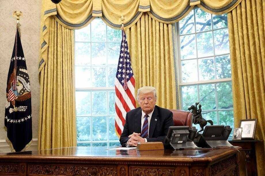 Дональд Трамп за рабочим столом в Овальном кабинете
